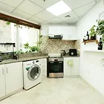 Cozy Spacious Apartment Near Downtown