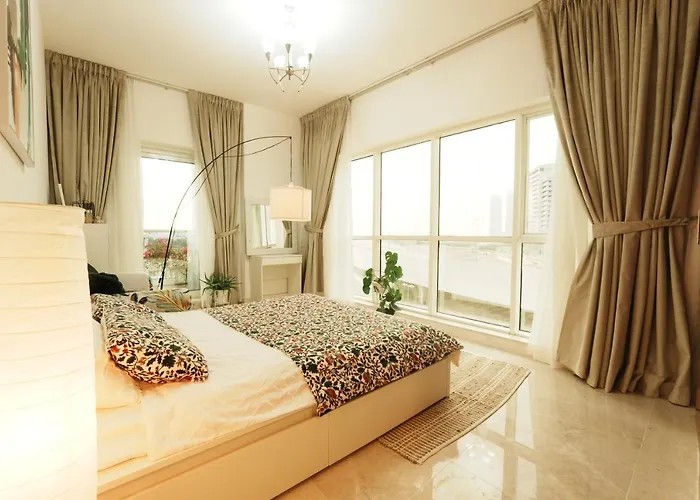 Cozy Spacious Apartment Near Downtown