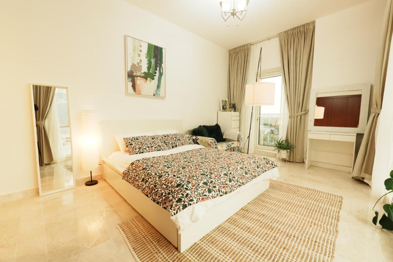 Cozy Spacious Near Downtown Apartment *